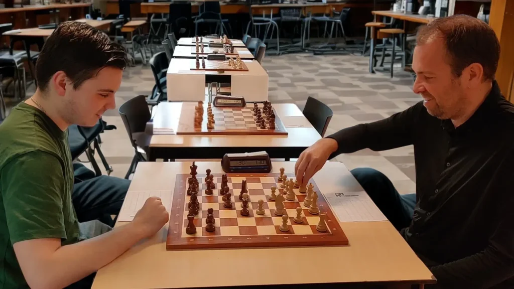 Twee leerlingen spelen schaak tijdens een schoolschaakles