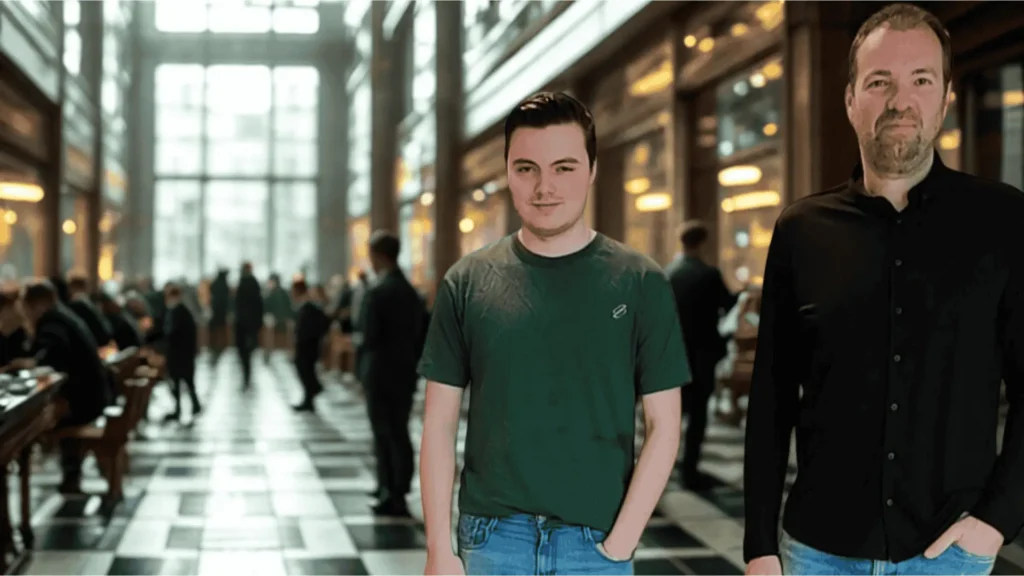 Twee spelers in een grote zaal tijdens een schaakevenement
